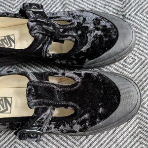 Vans Women's Black Crushed Velvet Mary Jane’s Size 8.5 EUC